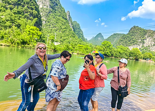 Enjoy Beautiful Scenery in Yangshuo